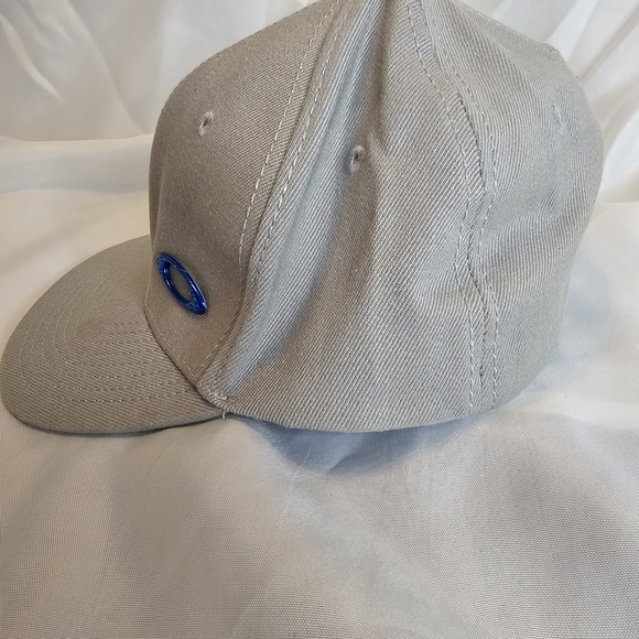 Oakley Ball Cap - Picture 3 of 6